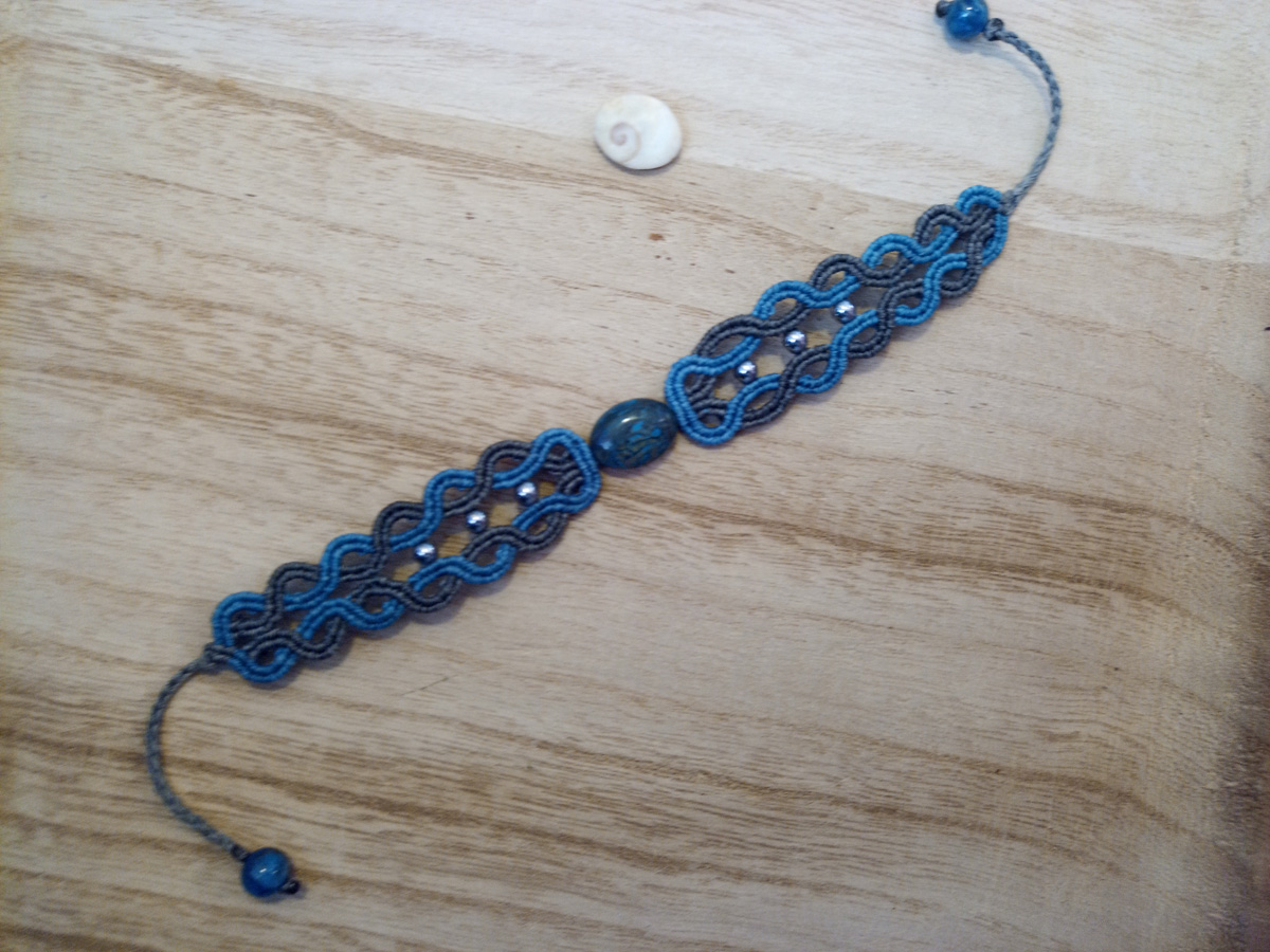 Bracciale fatto in macramè